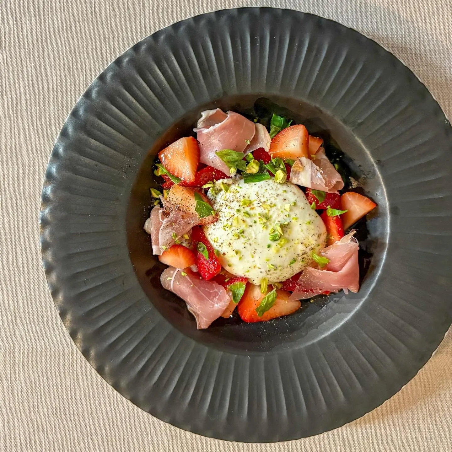 季節のフルーツとブラータチーズのサラダ仕立て